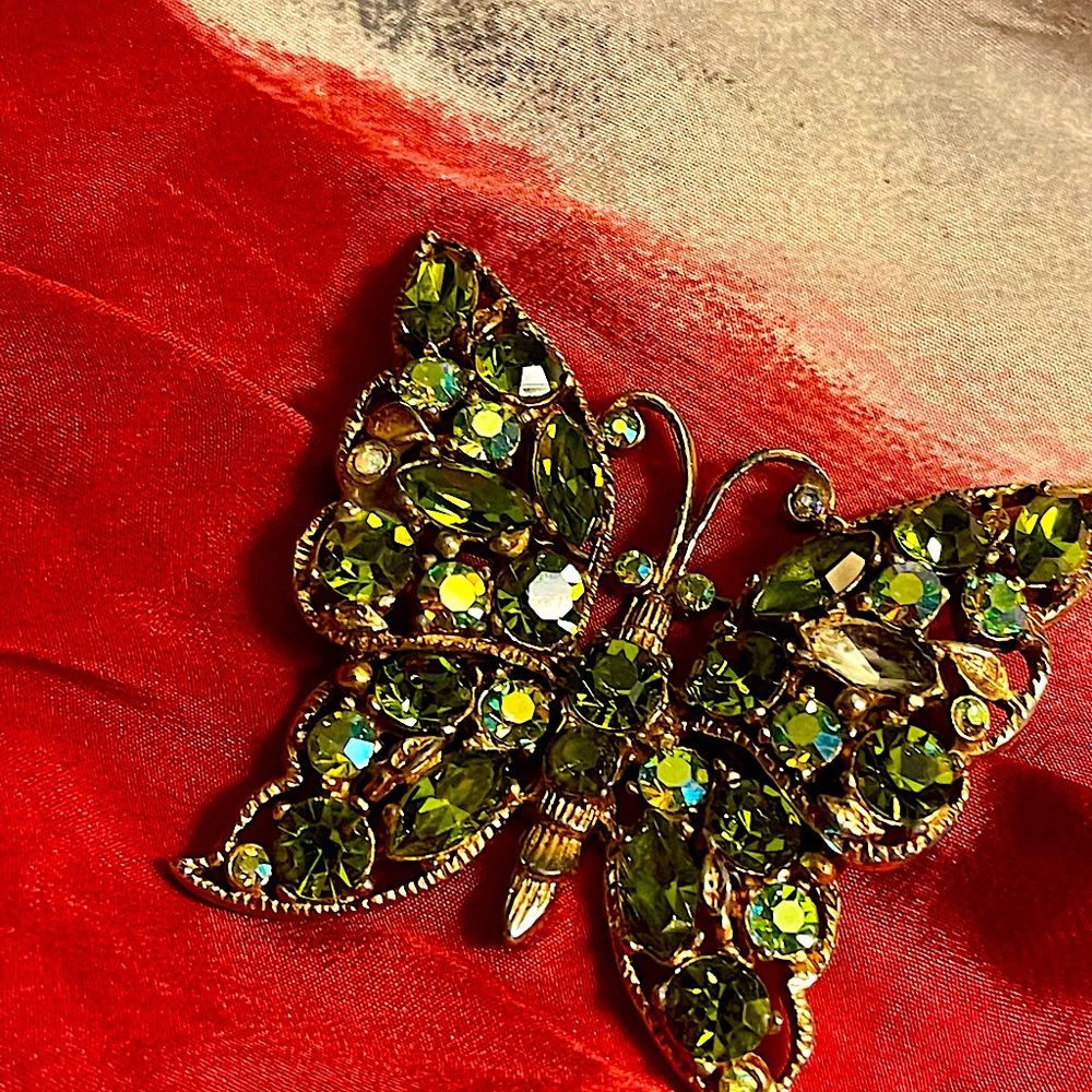 Vtg “Regency” emerald rhinestone butterfly brooch 1950s